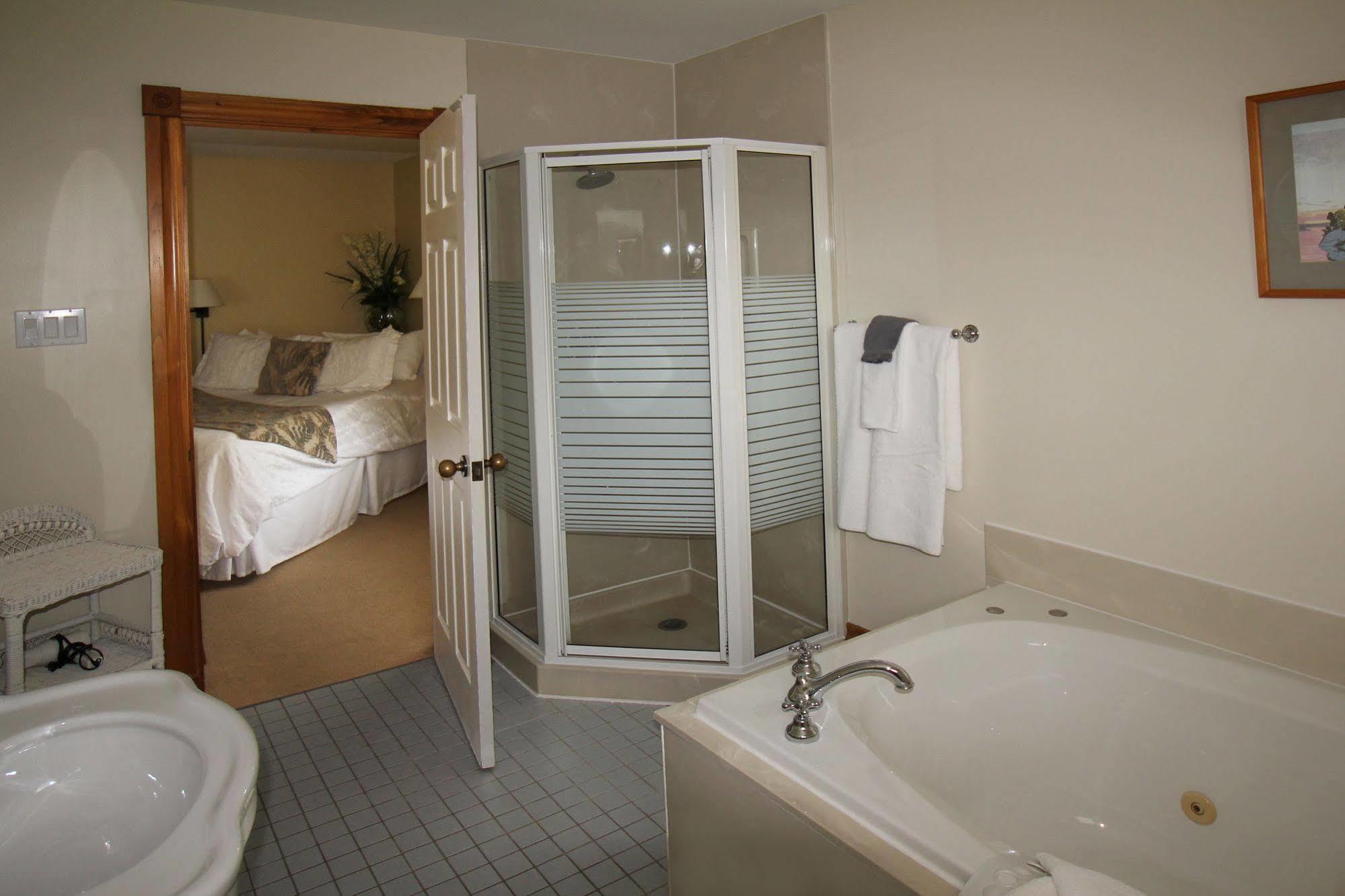 Kettle Creek Inn Порт-Стэнли Экстерьер фото